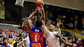 Fuerza Regia Femenil en su duelo ante Correcaminos.