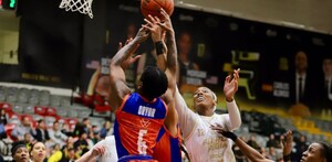 Fuerza Regia Femenil en su duelo ante Correcaminos.