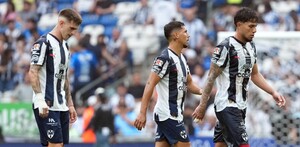 Jugadores de Rayados saliendo tristes del partido ante San Luis
