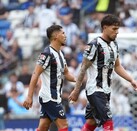 Jugadores de Rayados saliendo tristes del partido ante San Luis