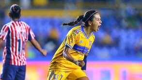 María Sánchez, jugadora de Tigres Femenil tras anotar su gol en los últimos minutos.
