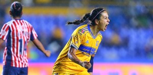 María Sánchez, jugadora de Tigres Femenil tras anotar su gol en los últimos minutos.