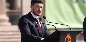 Samuel García en celebración del Día de la Bandera en Nuevo León.