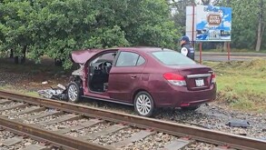 Auto impactado contra tren en Montemorelos
