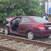 Auto impactado contra tren en Montemorelos
