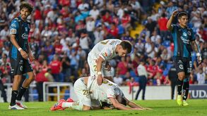 Jugadores del Toluca lamentándose por la derrota contra Querétaro.