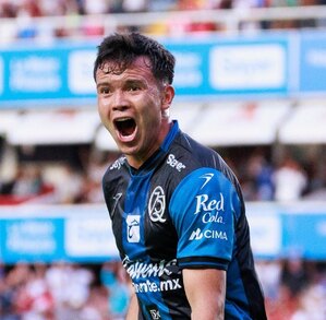Jugador de Gallos Blancos celebrando el gol ante Toluca.