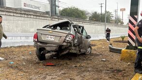 Auto chocado en avenida Leones en Monterrey.
