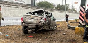 Auto chocado en avenida Leones en Monterrey.