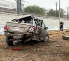 Auto chocado en avenida Leones en Monterrey.
