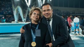 Víctor Velázquez, presidente del Cruz Azul, y su madre.