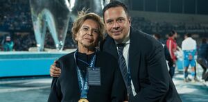 Víctor Velázquez, presidente del Cruz Azul, y su madre.