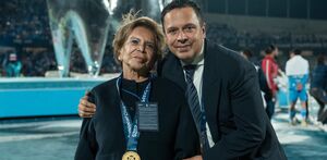 Víctor Velázquez, presidente del Cruz Azul, y su madre.