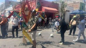 La quema de Judas, que cumple 111 años de historia, recibió a decenas de familias que se acomodaron en las calles, ocupando banquetas y espacios cercanos.