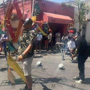 La quema de Judas, que cumple 111 años de historia, recibió a decenas de familias que se acomodaron en las calles, ocupando banquetas y espacios cercanos.