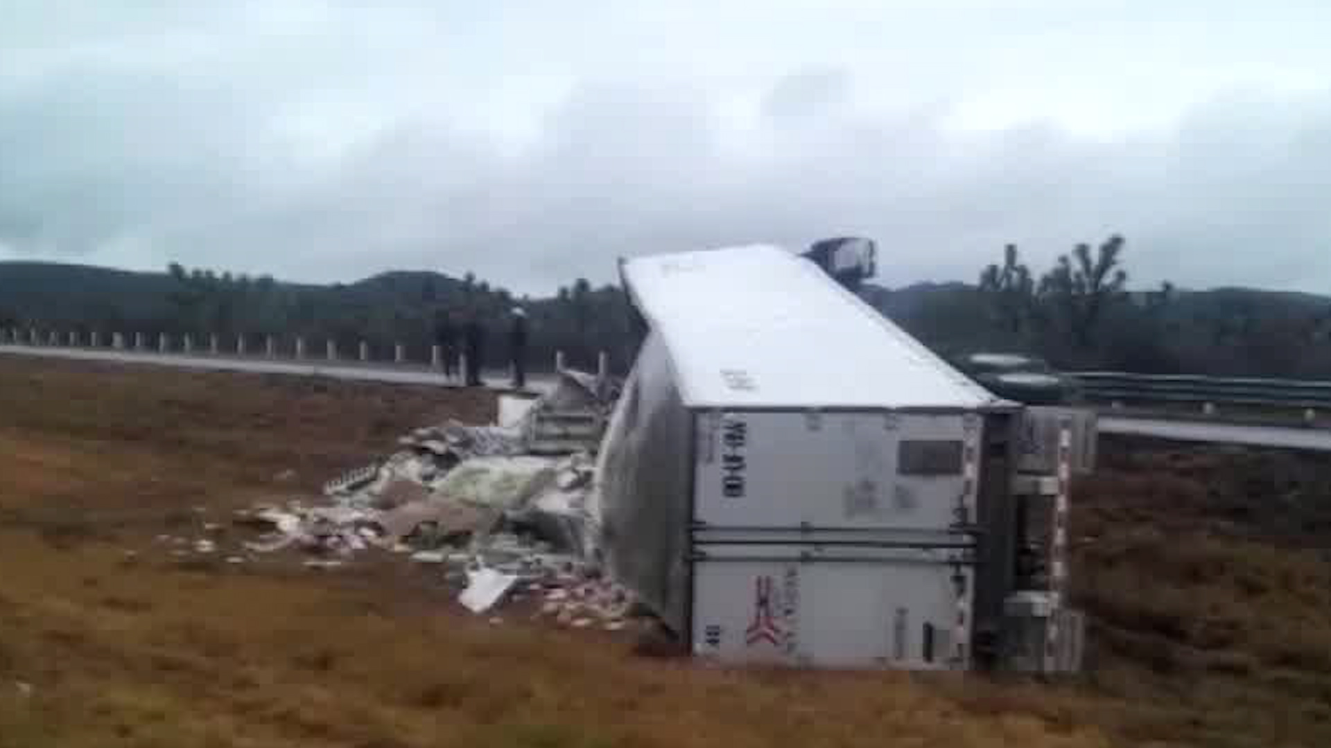 Se presume que el exceso de velocidad y las lluvias serían las causantes de este accidente vial.