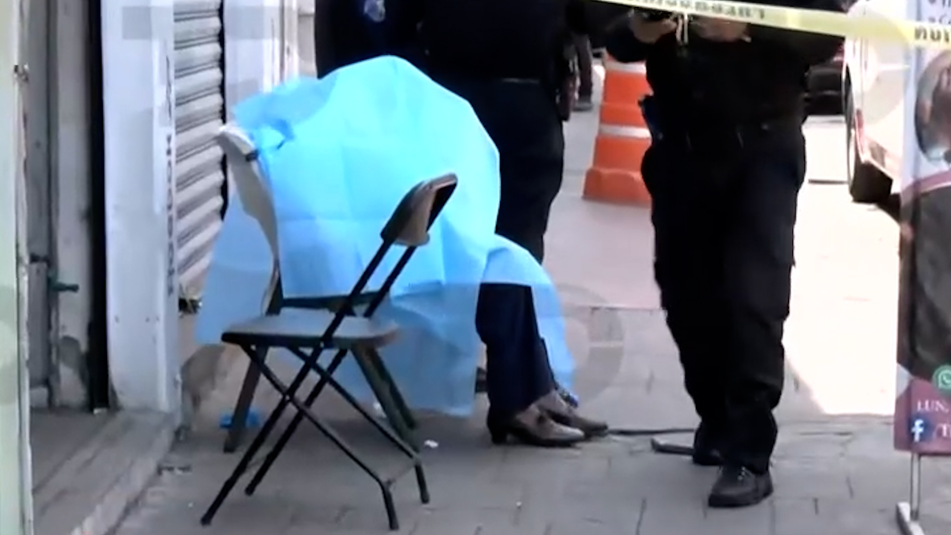 Una mujer de la tercera edad murió de un infarto mientras caminaba por la calle Esperanza en el centro de Azcapotzalco. Autoridades resguardan la zona.