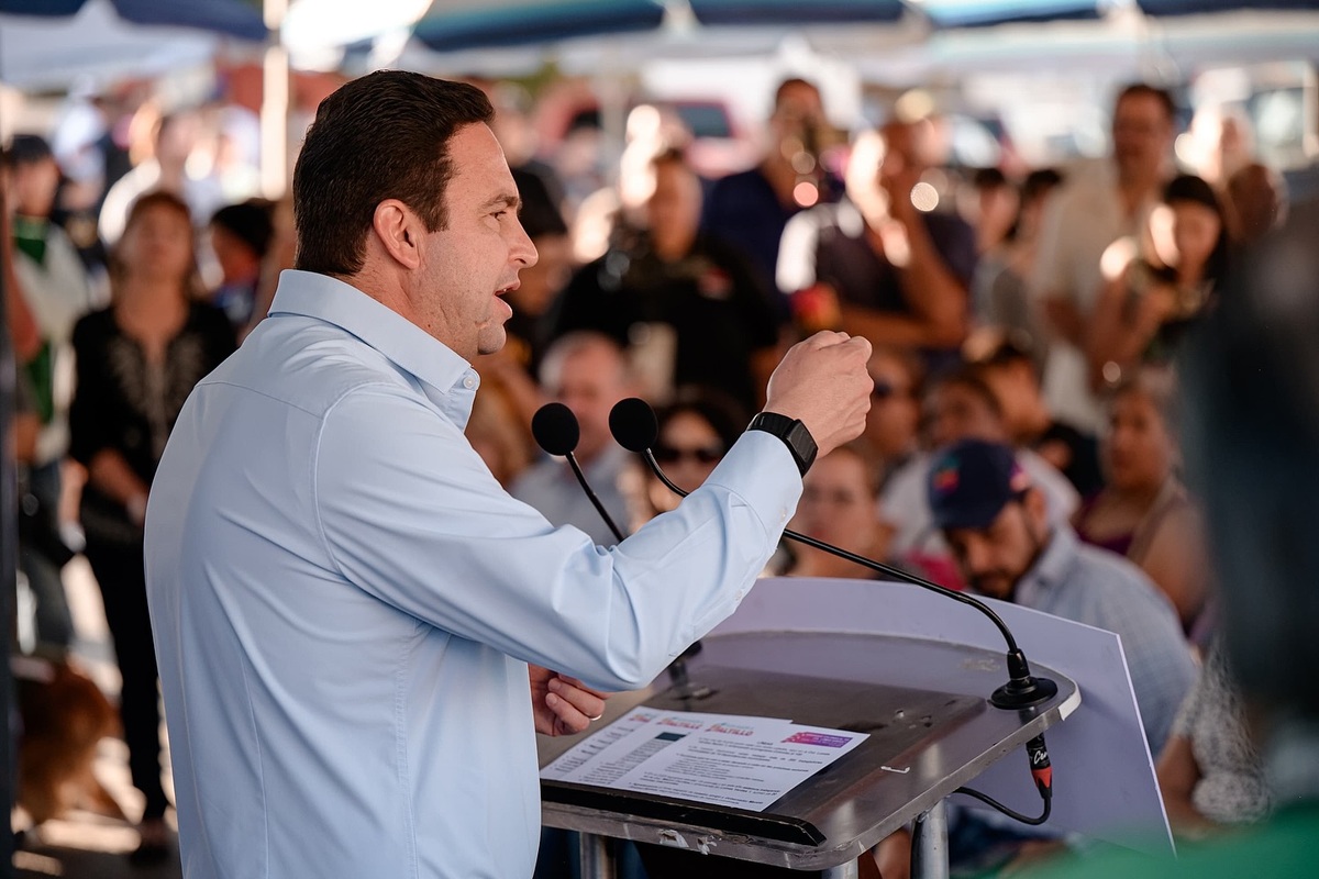 El alcalde de Saltillo, Javier Díaz, atiende a medios de comunicación durante una entrevista, rodeado de micrófonos en un espacio público.