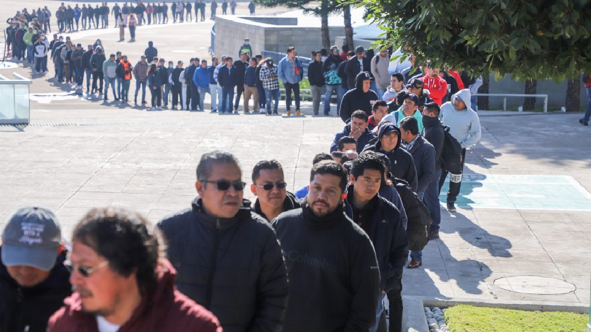 Trabajadores formados para una asamblea del Sitaudi Puebla