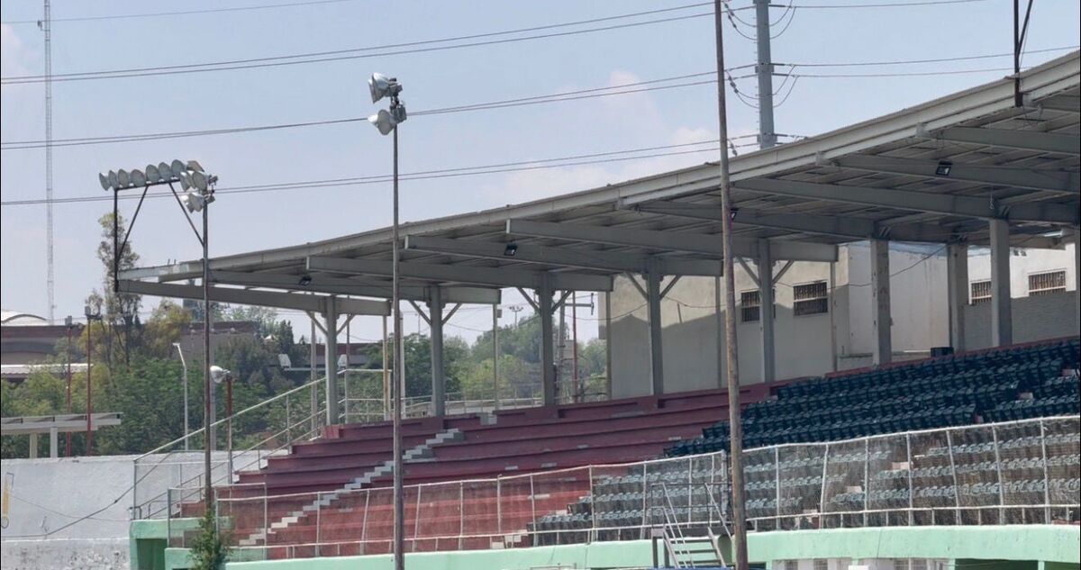 Gradas del Estadio Olímpico de Saltillo con secciones de asientos en proceso de instalación, como parte de la remodelación del recinto.