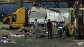 Camión se volcó en el Puente de la Concordia, Iztapalapa, por supuesto exceso de velocidad; autoridades se encuentran laborando en la zona.