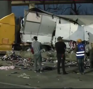 Camión se volcó en el Puente de la Concordia, Iztapalapa, por supuesto exceso de velocidad; autoridades se encuentran laborando en la zona.