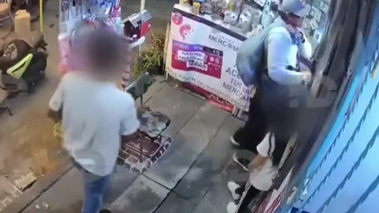 Tres presuntos menores fueron captados asaltando una papelería en Azcapotzalco, Ciudad de México, frente a una niña.