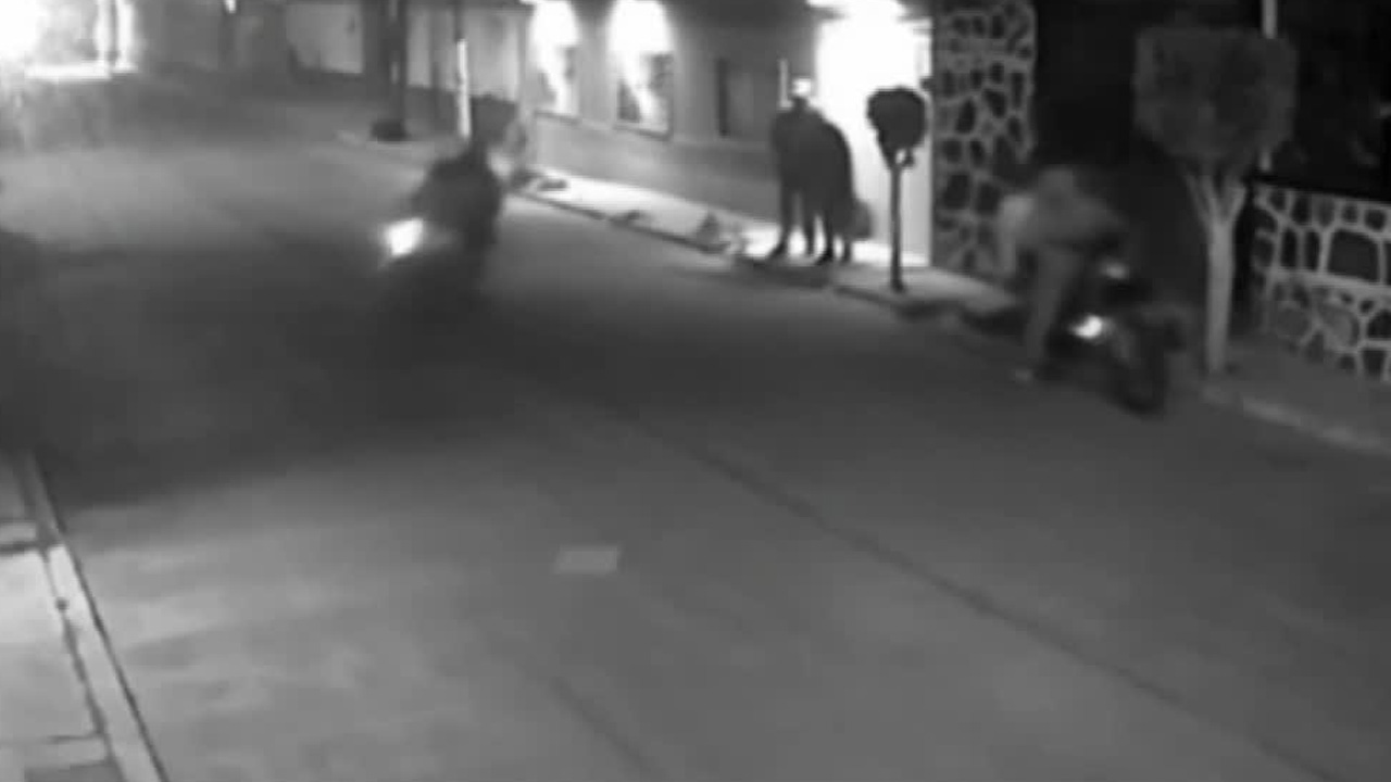 Cuatro sujetos a bordo de dos motocicletas fueron captados asaltando a una pareja de adultos mayores en la colonia Culturas de México.