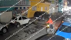Captan a sujetos mientras abandonan cuerpo en Naucalpan.