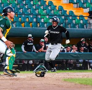 jugadores de besibol de los equipos pericos de puebla y guerreros de oaxaca