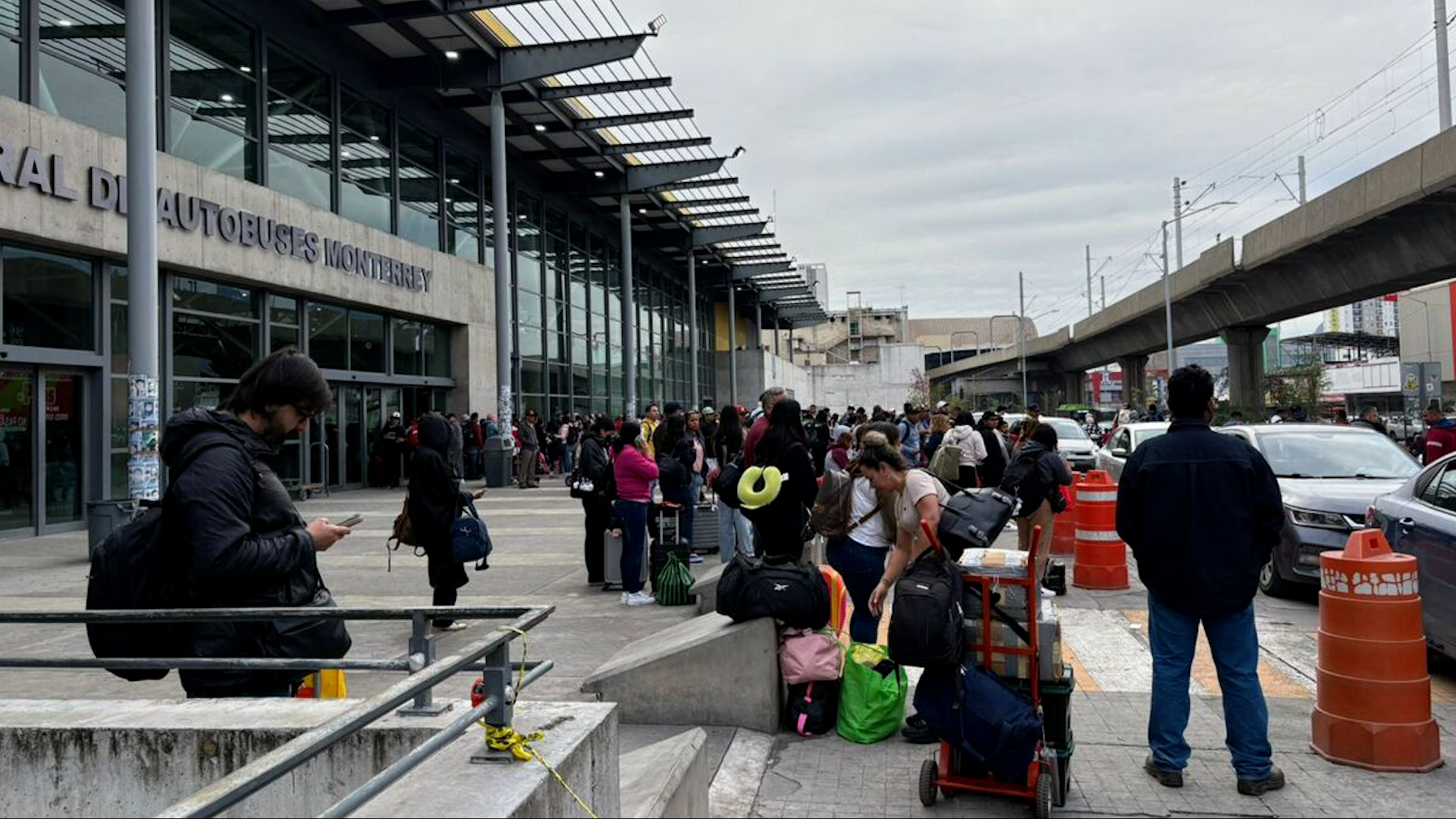 Miles de viajeros saturan la Central de Autobuses de Monterrey en el regreso de vacaciones. Reportan tráfico lento en el Centro y descuido en la zona.