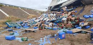 Camión volcado en carretera Gómez Palacio-Jímenez con muchas personas tomando producto.