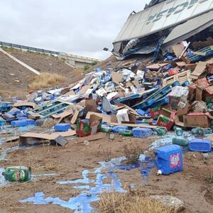 Camión volcado en carretera Gómez Palacio-Jímenez con muchas personas tomando producto.