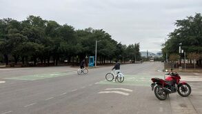 El clima nublado y fallas en escuelas de Monterrey merman la llegada de familias al parque.