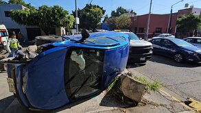 Falla en semáforo provoca volcadura en la colonia La Penal de Guadalajara