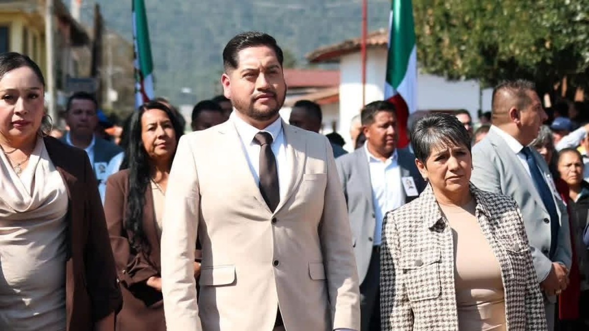 Pedro Valencia Cerecero, Secretario de Ocampo en Michoacán, durante un evento público con personas y banderas de México alrededor