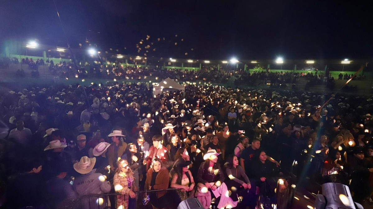 Se observa a muchas personas con sombreros, paradas y que están como en un baile.