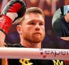 Saúl 'Canelo' Álvarez, boxeador mexicano firmando unos guantes.