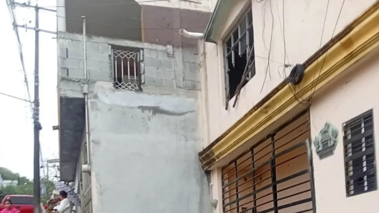 Un hombre murió tras presuntamente caer desde el segundo piso de una vivienda en la colonia Unidad Modelo, en Guadalupe.