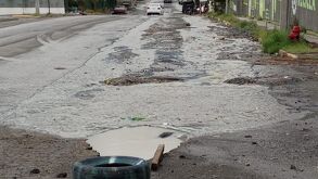 Una zanja con aguas negras en la calle Apolo afecta a familias y daña vehículos. Habitantes de Monterrey exigen respuesta urgente a Agua y Drenaje.