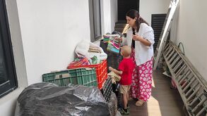 Leonardo y su mamá recolectan papel