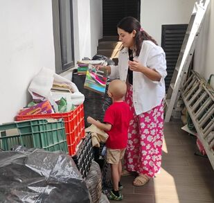 Leonardo y su mamá recolectan papel
