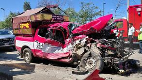 Vehículo de carga aplastado de la parte frontal debido a un accidente.