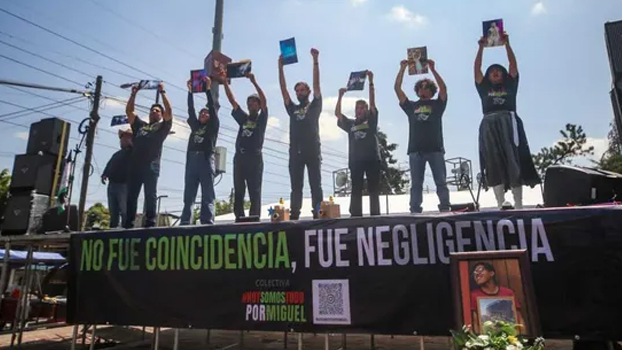 A un año de la muerte de dos fotoperiodistas en el Axe Ceremonia, familiares realizaron un anticoncierto en el Parque Bicentenario.