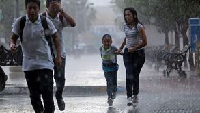 gente corriendo con lluvia.