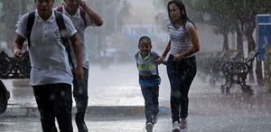 gente corriendo con lluvia.