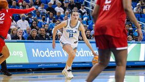 Gabriela Jáquez disputando un torneo de la NCAA con la UCLA.