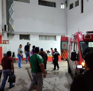 Vehículo de taxista quemado y destruido.