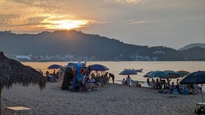La playa Rincón de Guayabitos es uno de los destinos costeros más atractivos para los jaliscienses en Semana Santa por su cercanía y accesibilidad