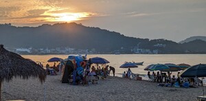 La playa Rincón de Guayabitos es uno de los destinos costeros más atractivos para los jaliscienses en Semana Santa por su cercanía y accesibilidad